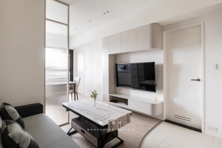 電視牆後預埋穿線通道｜封頂天花板