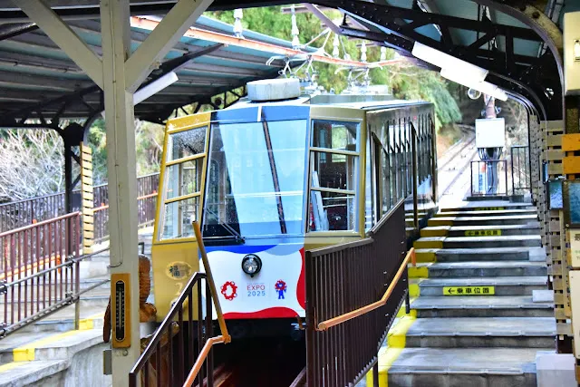 連纜車本身都被貼上大阪世博會的標示