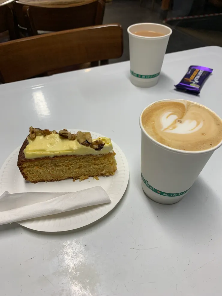 下山前在附近的小木屋咖啡廳點了蘿蔔蛋糕和熱拿鐵