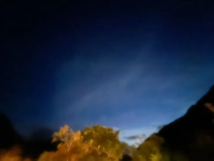 想拍天空但手機拍不下清晰,只有模糊.