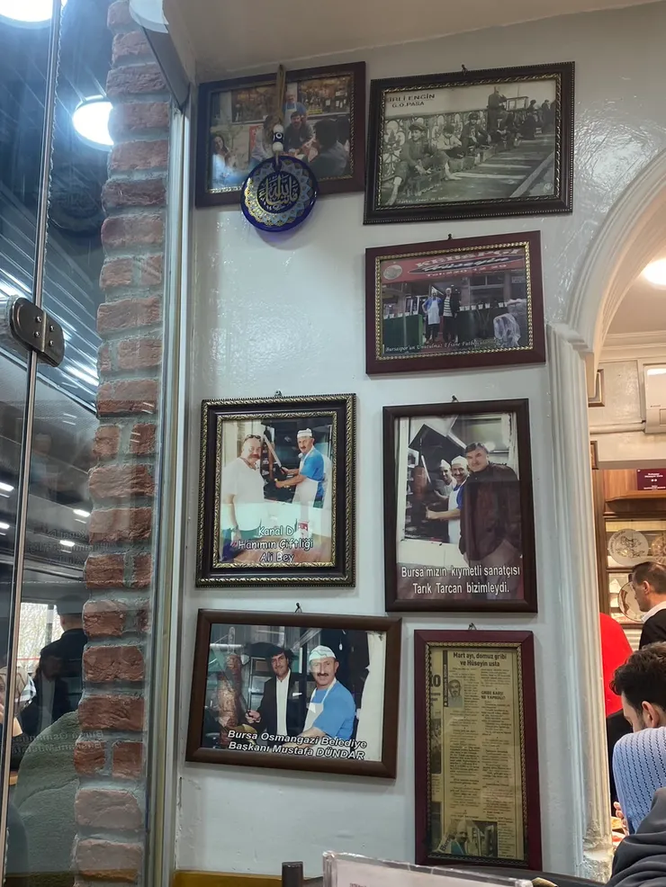 牆上超級多照片