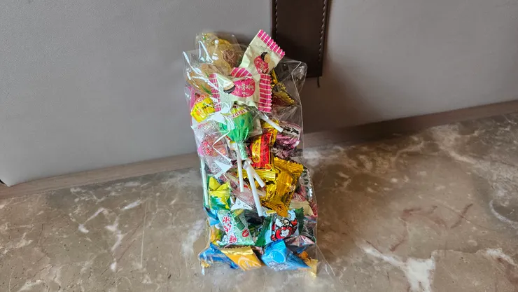 去住台北花園大酒店的外國旅客都拿台灣零食拿到很開心!