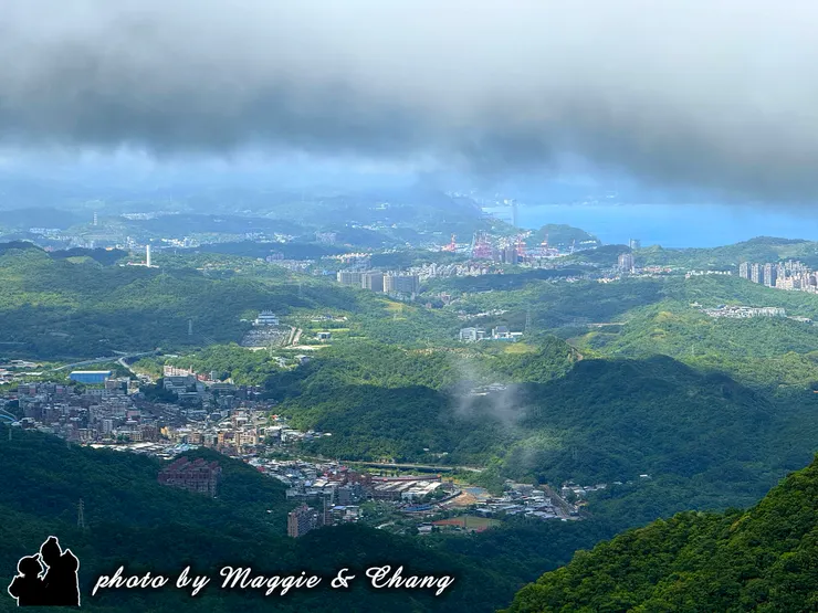 由此往四周望去，可以看到雙溪及瑞芳的全貌，在天氣好時，遠方湛藍的海洋也清晰可見，景色優美