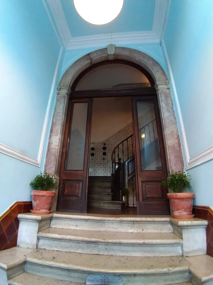 木製大門為一樓大廳入口處