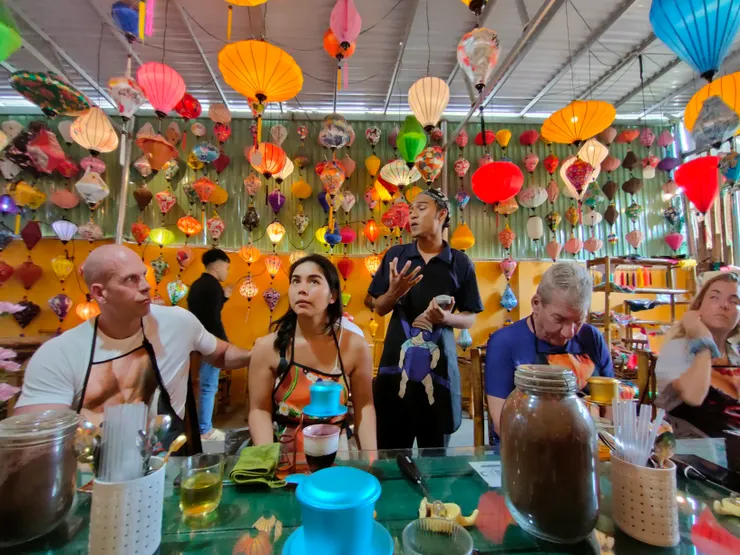 老師和對面的同學，圍裙都很好笑