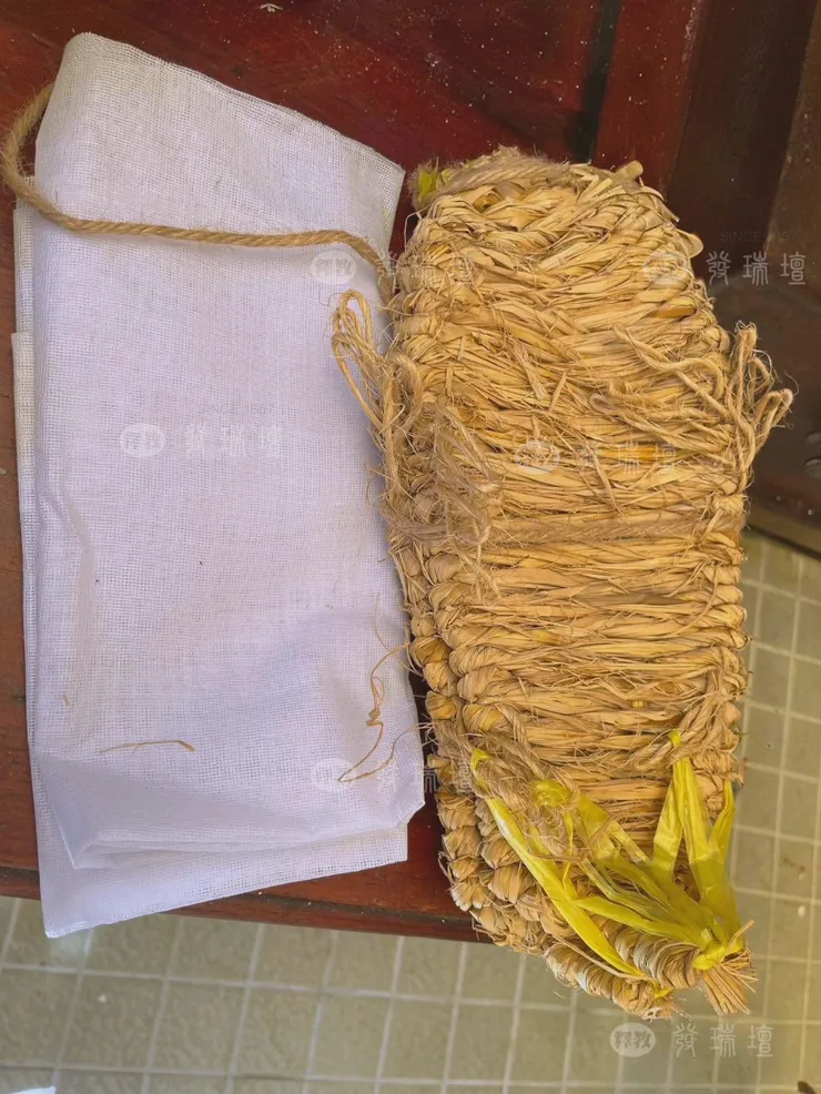 每雙草鞋都附有麻繩，要綁好才能穿。