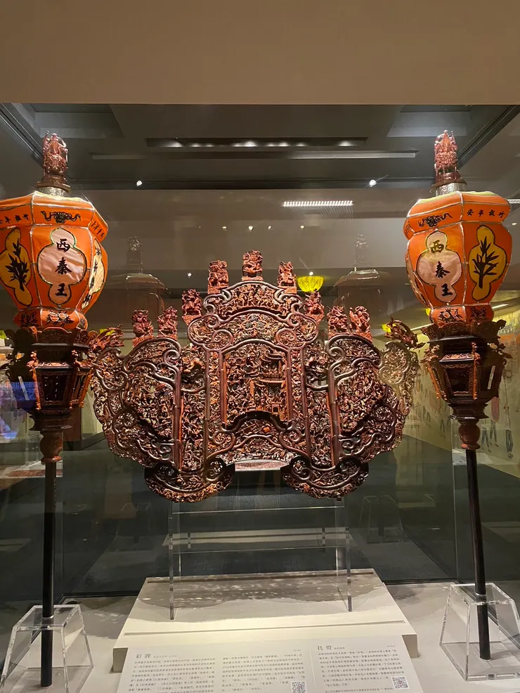 彩牌和托燈