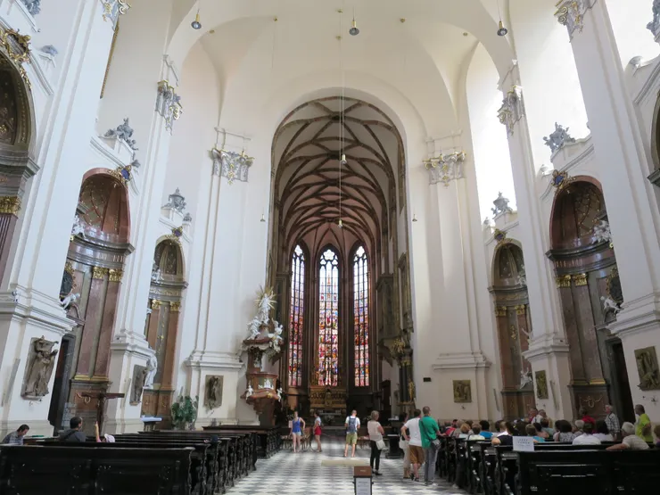 教堂內部，平日也有學生來參觀，也有中文解說可以看