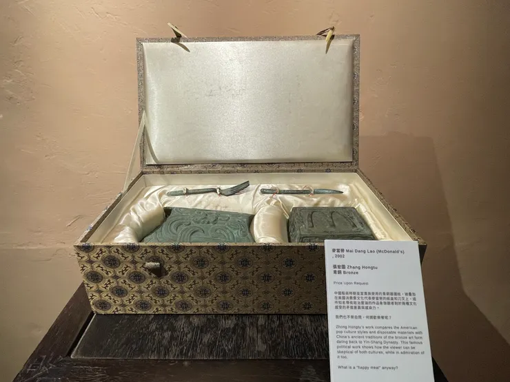 THE STUDIO結合了「料理」與「藝術推廣」兩大元素，店內也有許多收藏品。圖為店內收藏品之一、結合商朝青銅器與現代麥當勞速食文化意象的餐具盒形象藝術品，透過傳統與現代、東方與西方、古代經典與現代快餐文化的結合，提出對現代文化的反思。(圖源/作者自攝)