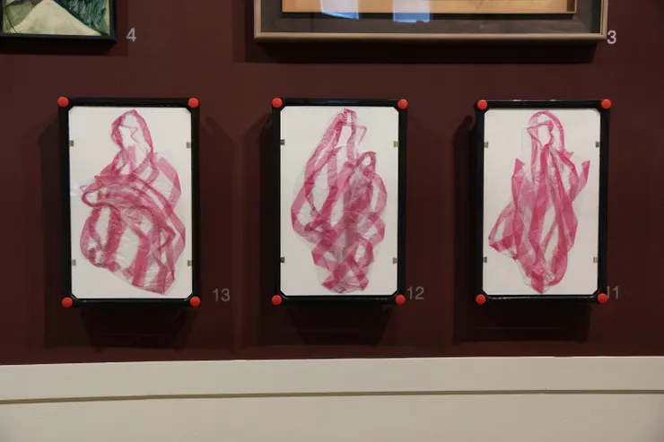 以紅白相間塑膠袋做成的聖像形象