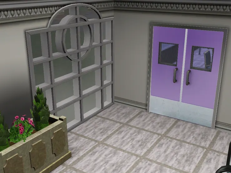 這扇門我也思考了很久，不想太接近扶手梯，有人走來走去，影響到裏面使用的人，但也不能太貼牆邊，因為有扇大窗。