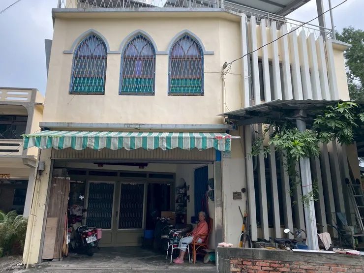 從小在這棟樓房長大，一樓就是雜貨店，因為爺爺當時也投入養鰻魚苗，清早大人都去魚池，我就在家顧店。