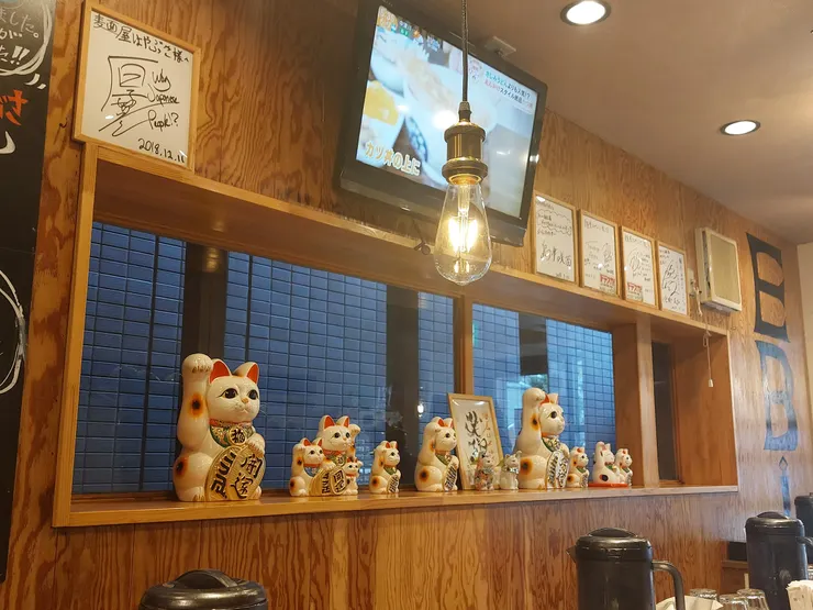 附近的一間拉麵店，裡面放滿了招財貓，話說招財貓也是名古屋的特色之一，招財貓的故鄉就是在名古屋郊區的小城市──常滑市