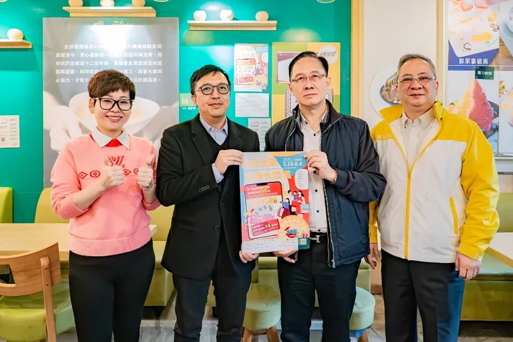 經濟及科技發展局聯同商會到北區為參與商戶張貼海報(1)