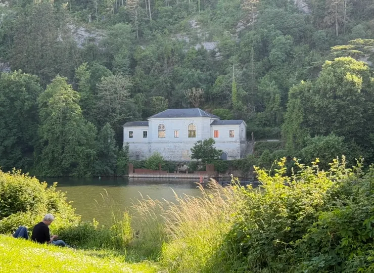 走在河旁很好走的步道