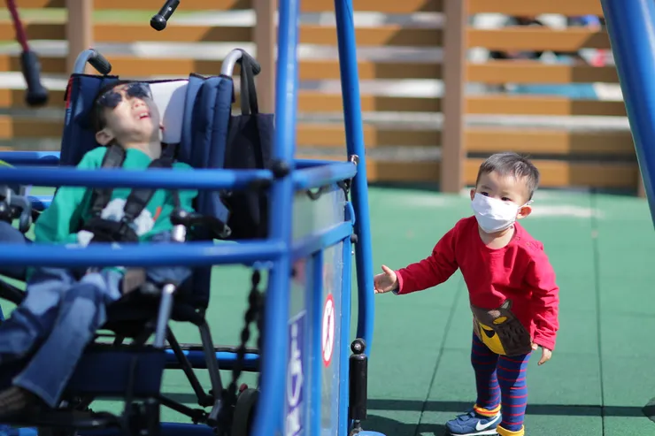 祐懿起玩遊戲場~差七歲的手足。