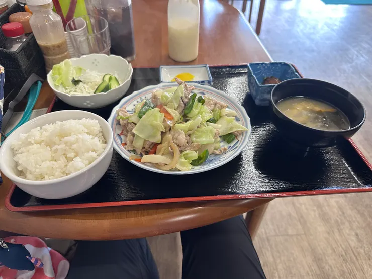 大人吃豬排定是，我是吃炒豬肉定食，好吃!