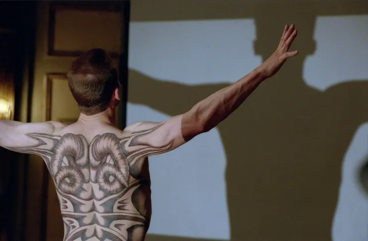 反派的駭人刺青。圖片來源自：GQtw