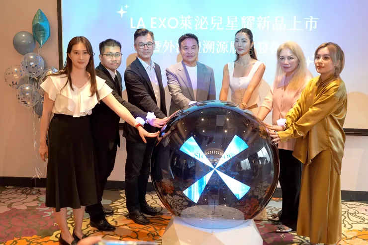 由左至右分別為：陞醫生技業務經理洪沛筠、品保主管黃帷綸、董事長謝儒生、國際外泌體研究先驅沈湯龍教授、尼斯診所院長王思菁、美容專家徐合慧。（陞醫生技提供）