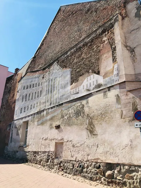 街上的立體壁畫，訴說著一幕幕的過往故事。