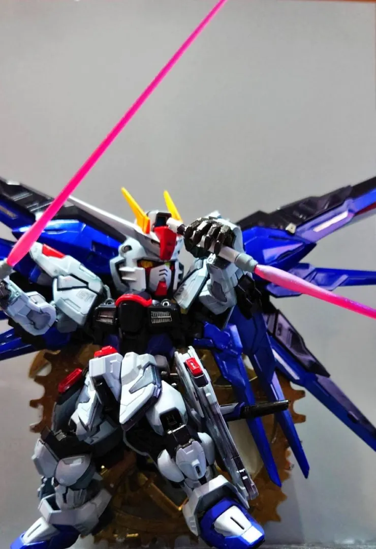 光束軍刀的光束部分有上E7的幻彩藍，除了珍珠色光澤外還有點紫色