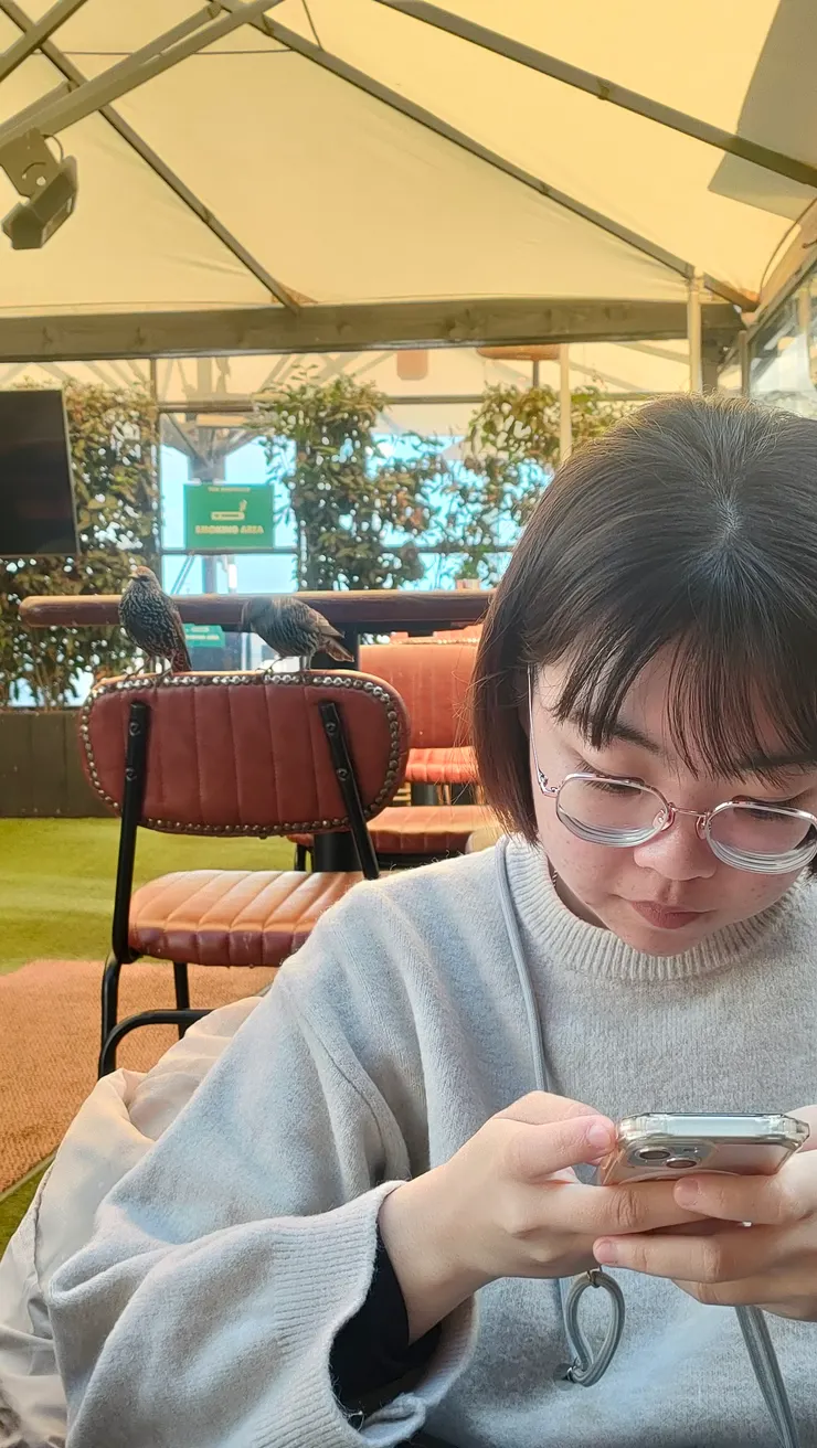 在朋友後面虎視眈眈的鳥