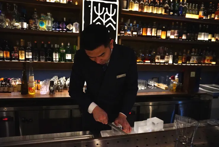 Shawn 正在手切調酒用的「方冰」。這些方冰都是從一塊大冰，經過不斷切削而成