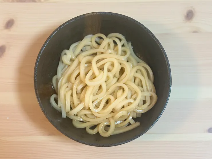 用橄欖油提味，令醬油更滋味，加上煙韌滑溜的烏冬，是另一種滋味！