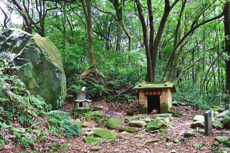 10:10步道旁的土地公默默守護著來往的旅人