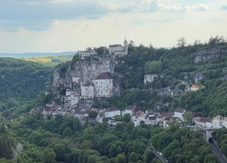 晚上7點，天色還亮著