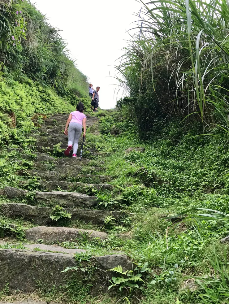 百二崁120階陡梯，很厭世的孩兒