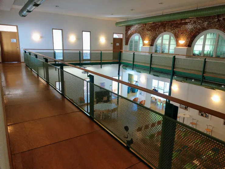 中間還挑空，一樓放了一台鋼琴和桌球桌