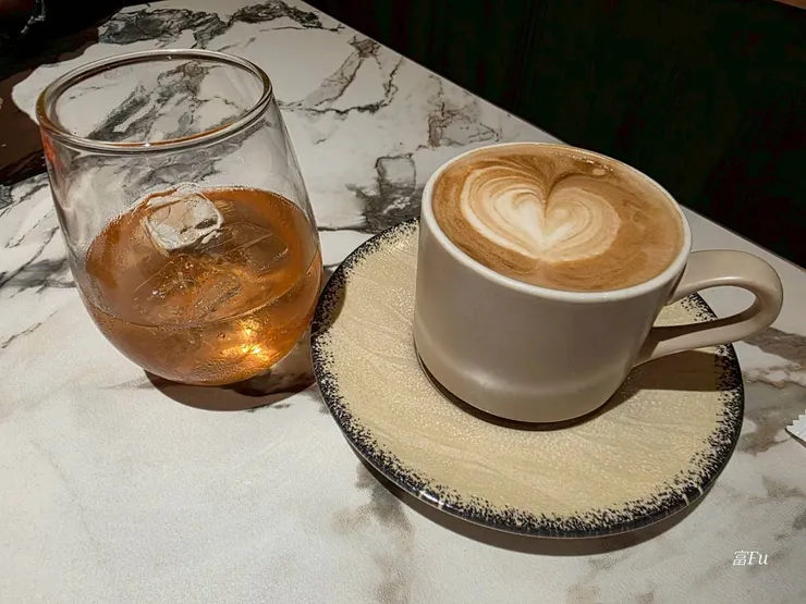 雖然部份咖啡不能選熱得，不過新增了蜂蜜拿鐵(熱)，尾韻淡淡蜂蜜香，喝到越底部會越明顯。