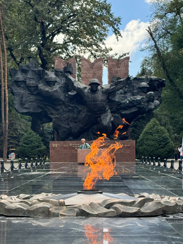 潘菲洛夫公園 Panfilov Park 的雕像，還有永不熄滅的火焰