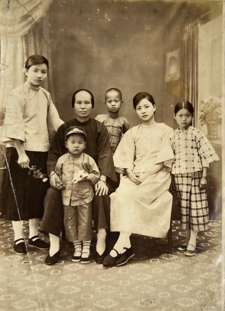 這張照片是我的奶奶（媽媽的養母；右二）和她養母一家的照片，媽媽的生母立於左一。