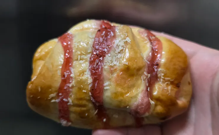 蛋糕麵包顧名思義，裡面就是包著蛋糕然後外面是麵包，第一次看到這樣的設計