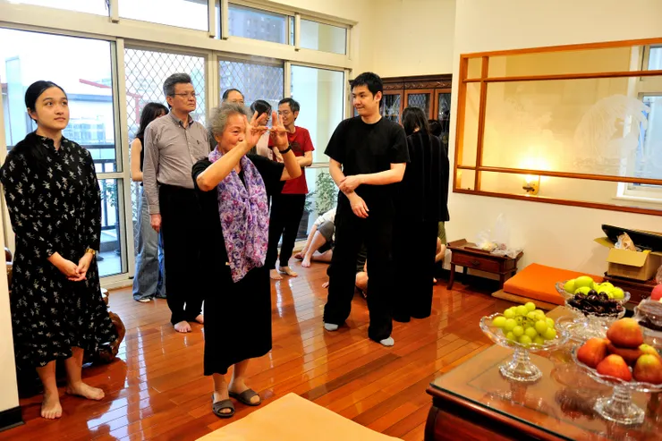 【供佛祭祖拜天公老媽漸退居二線 艱難登樓持香她對佛菩薩說抱歉】