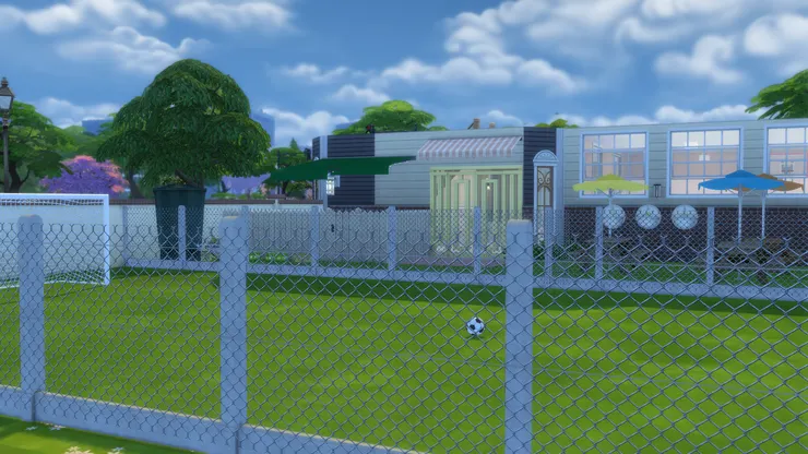 足球場四周都圍了鐵絲網，也種了草地。喜歡足球的同學有福了。