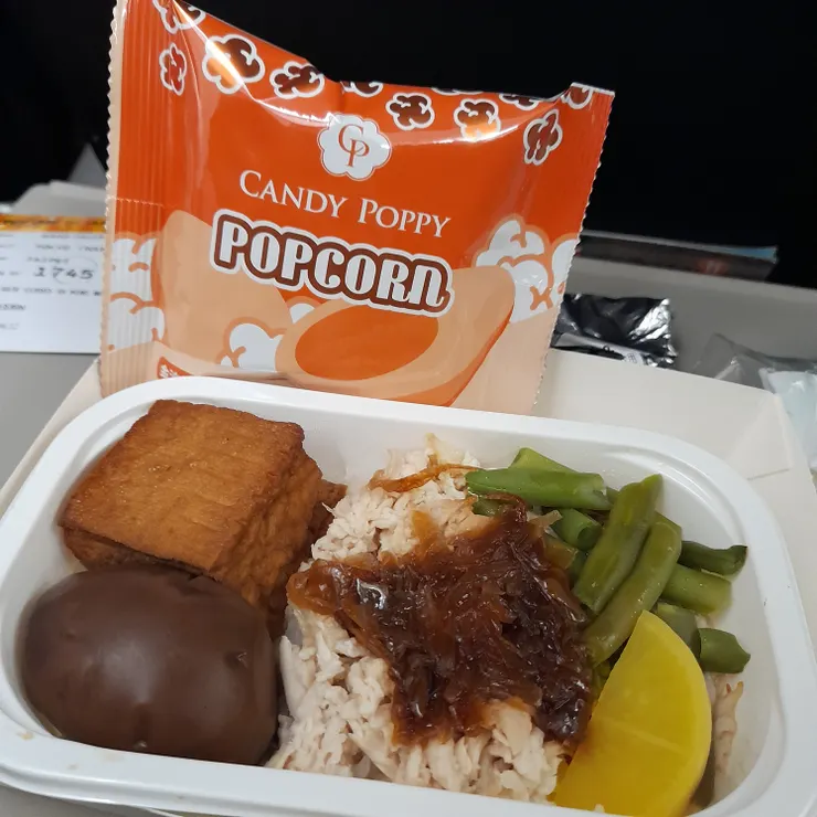 雞肉飯、氣泡水、爆米花