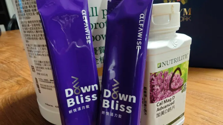 「愛樂唯」（Alfawise）與「安麗」（Amway）代表了兩種截然不同的經營哲學。安麗是走過半世紀、擁有自家農場的「傳統巨頭」；而愛樂唯則是近年竄起、強調科技感與輕資產的「科技新秀」。