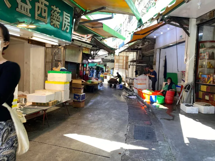 景美街後段，地面上的孔蓋底下，曾是瑠公圳的舊圳路