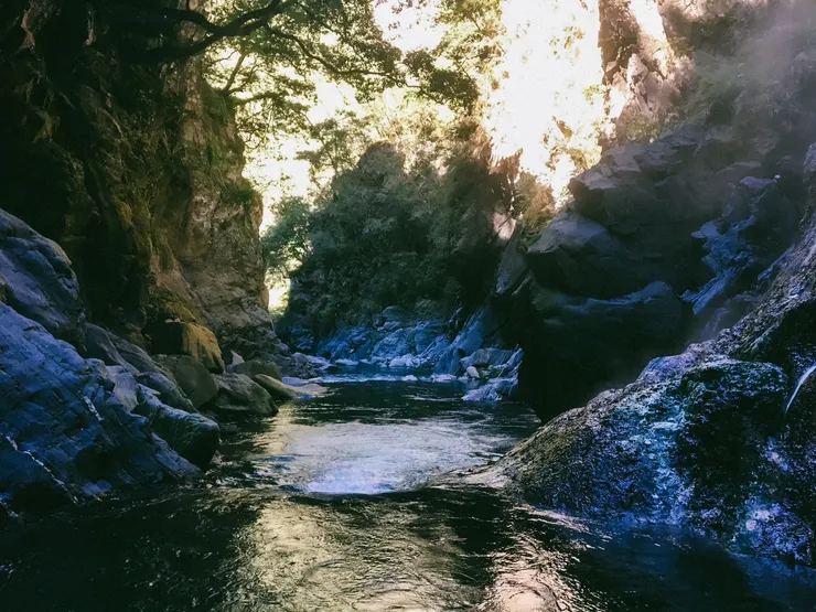 來多次，終於不用攀岩直接涉水過去就到溫泉。