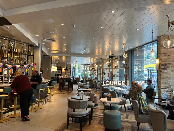 一樓的餐廳，還有吧檯