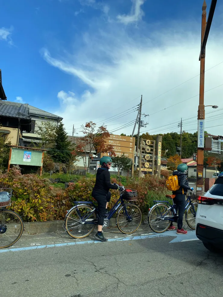 富士山下，本栖湖附近騎車的外國遊客。