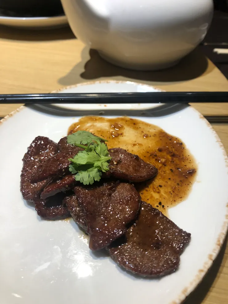 嫩煎豬肝，值得推薦的一道，別小看這肝可是煎的又香又嫩，剛剛好的好吃！