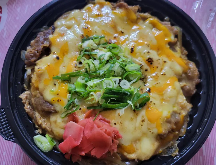 泡菜起司牛丼，因為雙色起司的關係 所以上面都是金黃色 肉都埋在下面了