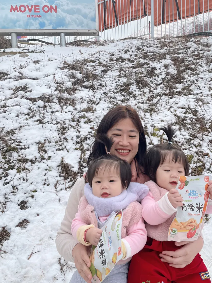 下雪❄️的韓國🇰🇷，吃著米菓～