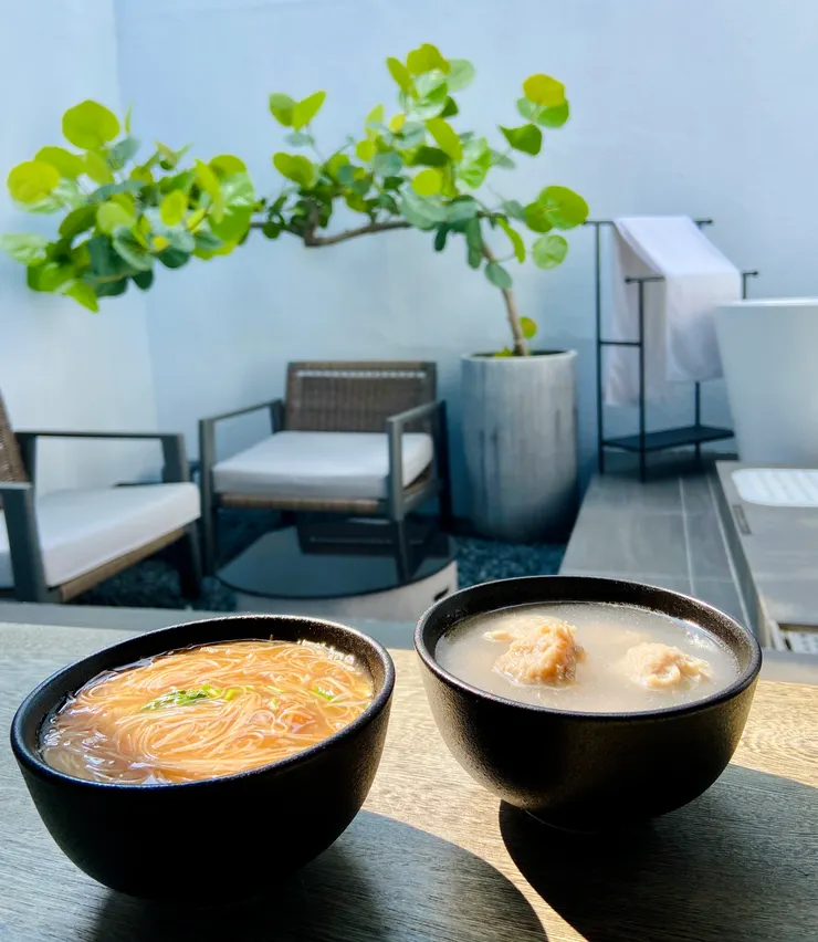 ▲ 買早餐回民宿吃。左碗麵線，右碗水晶餃