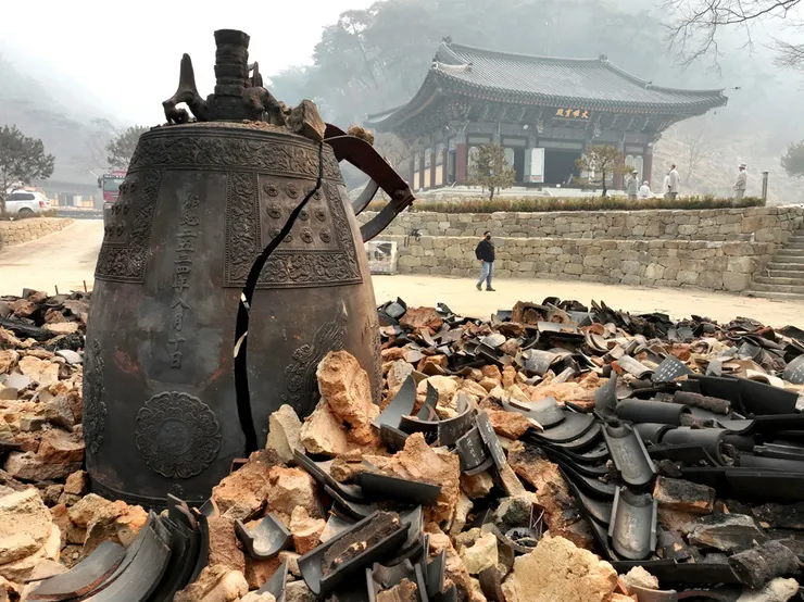 被燒毀的孤雲寺一隅。圖片來源：美聯社