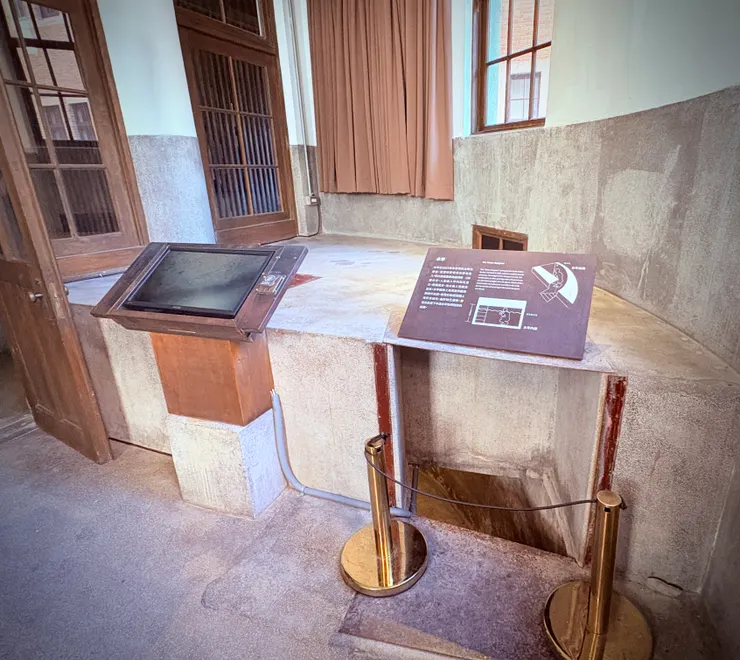 沒人性的水牢（入口在右下方小洞）